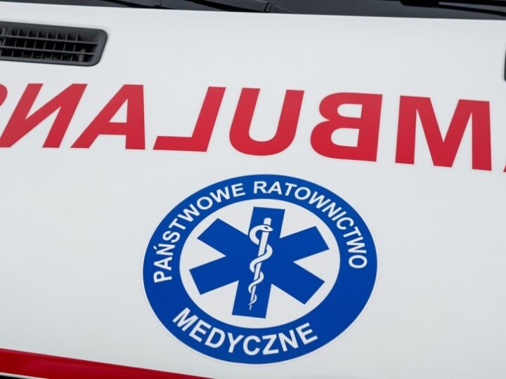 Jak uratować się podczas upadku do wody? Ćwiczenia dla strażaków w Pruszczu Gdańskim