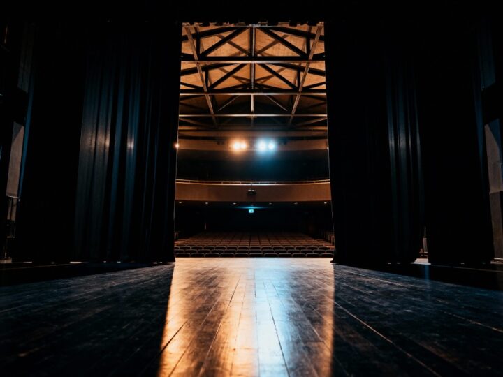 Teatralna uczta w Trąbkach: „Kim pani jest?” oczarowuje widownię