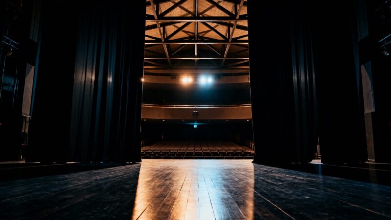 Teatralna uczta w Trąbkach: „Kim pani jest?” oczarowuje widownię