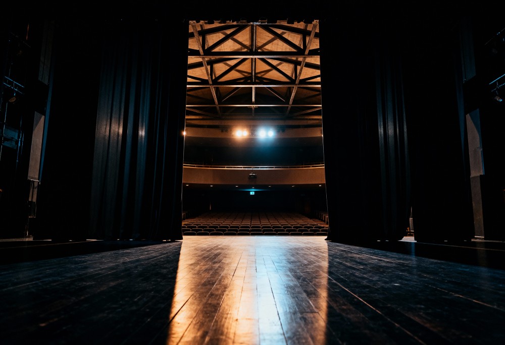 Teatralna uczta w Trąbkach: „Kim pani jest?” oczarowuje widownię