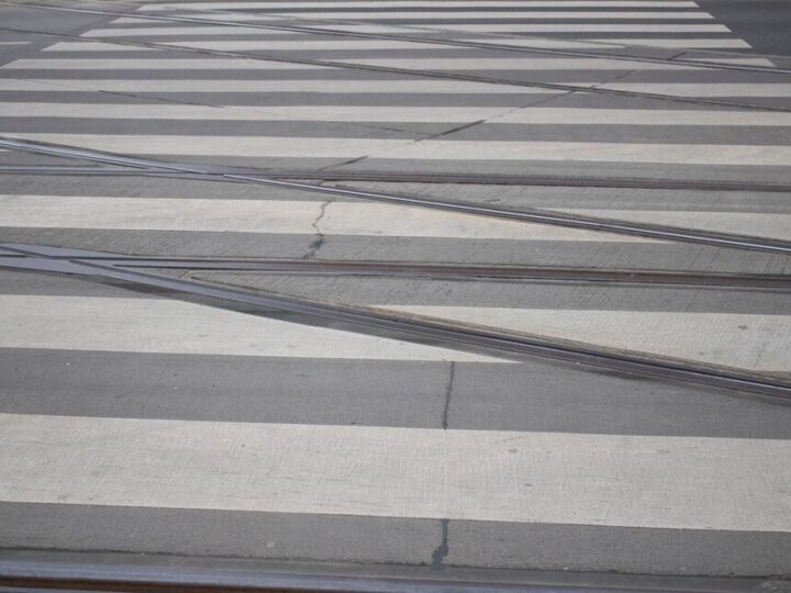 Niebezpieczne warunki na drogach – zachowaj czujność!