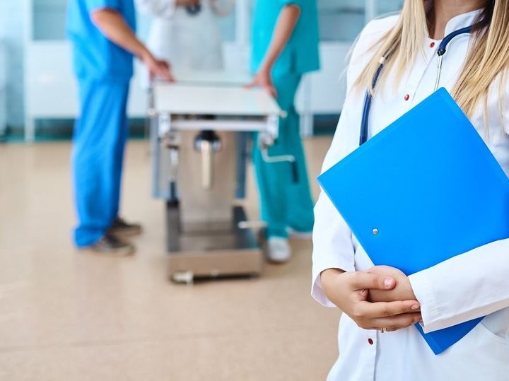 Strażacy w Jagatowie uczą mieszkańców pierwszej pomocy z nowoczesnymi trenażerami