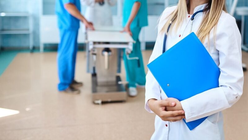 Strażacy w Jagatowie uczą mieszkańców pierwszej pomocy z nowoczesnymi trenażerami