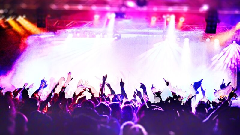 Lodowe wyzwanie w Kolbudach: pływacy zanurzają się w ekstremalnych warunkach