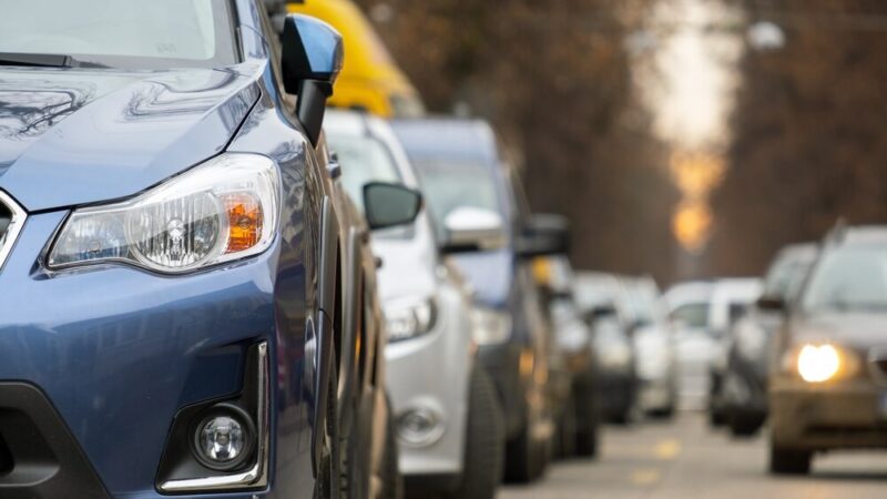 Niebezpieczna śliskość na ul. Raciborskiego: zachowaj ostrożność!