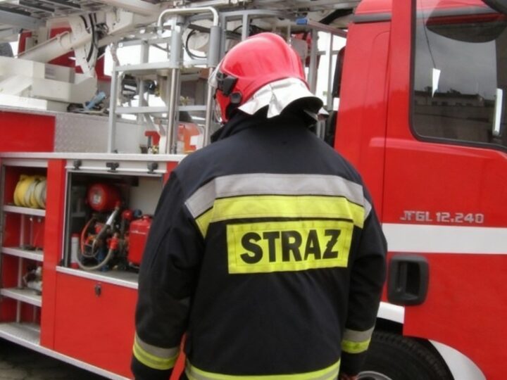 Strażacy w Cedrach Wielkich: Odśnieżanie dróg i ciepłe gesty wsparcia