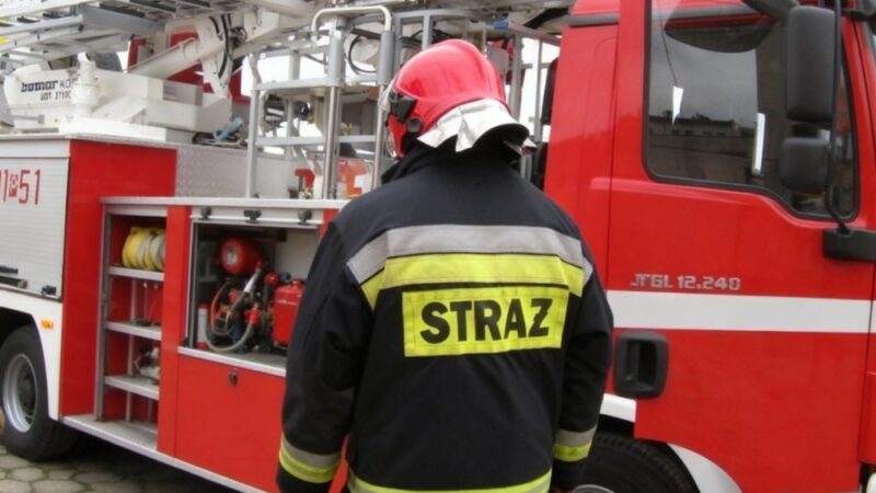 Strażacy w Cedrach Wielkich: Odśnieżanie dróg i ciepłe gesty wsparcia