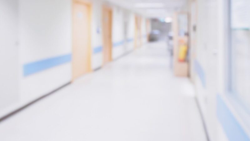 Nowa infolinia „Helpline” wspiera osoby z chorobą Alzheimera i ich opiekunów