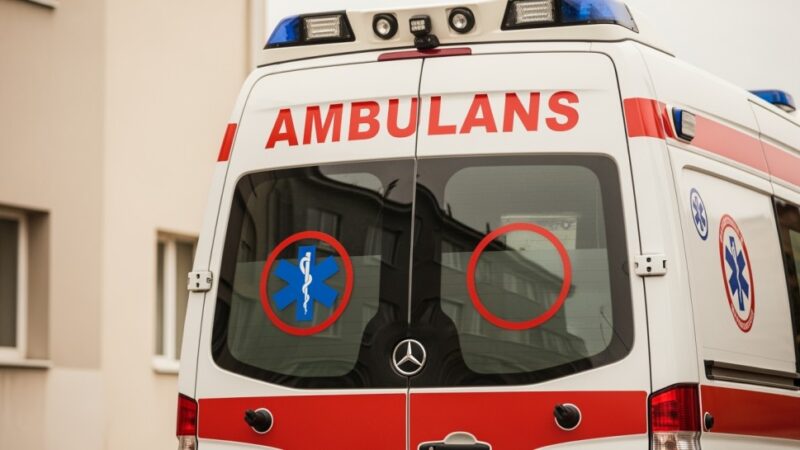 Policjanci ratują 57-latka uwięzionego w nieogrzewanym aucie