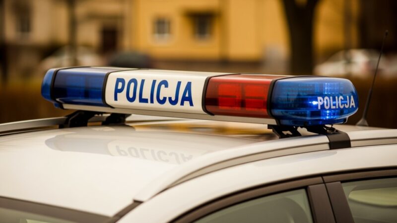 Agresywni ojciec i syn zatrzymani za groźby wobec policjantów podczas interwencji