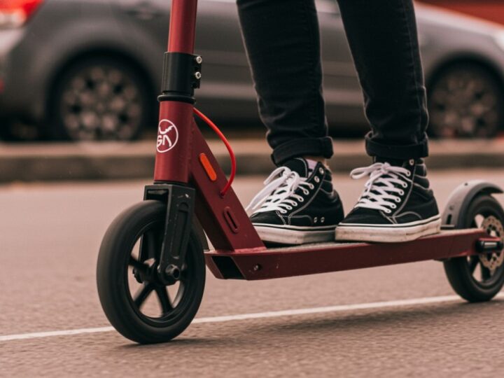 Wypadek hulajnogi w Bąkowie: 13-latka ranna, policja apeluje o ostrożność na drogach