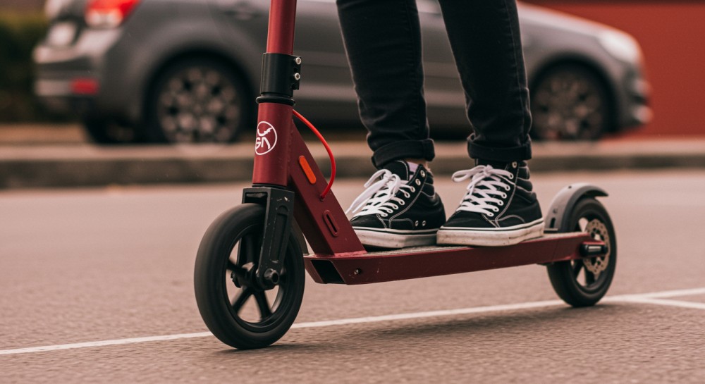 Wypadek hulajnogi w Bąkowie: 13-latka ranna, policja apeluje o ostrożność na drogach