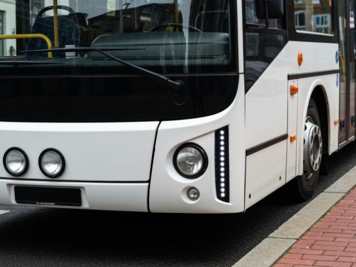Darmowe parkingi i autobusy na koncerty Dni Gminy Kolbudy – jedź bez stresu!