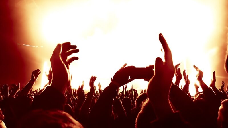 Muzyczny wieczór w Kolbudach: Jeden Osiem L i lokalne talenty rozgrzewają tłumy