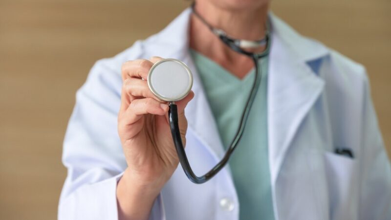 Rak piersi atakuje bez ostrzeżenia – dlaczego regularne badania są kluczowe?