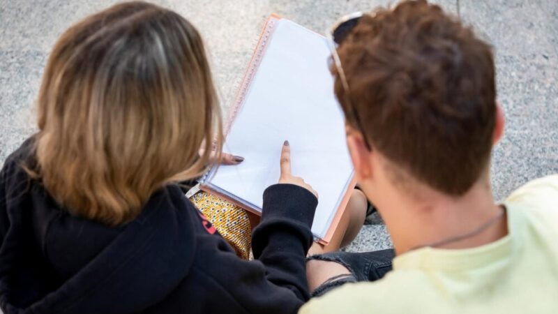 Bezpieczni seniorzy – kluczowe informacje na spotkaniach edukacyjnych