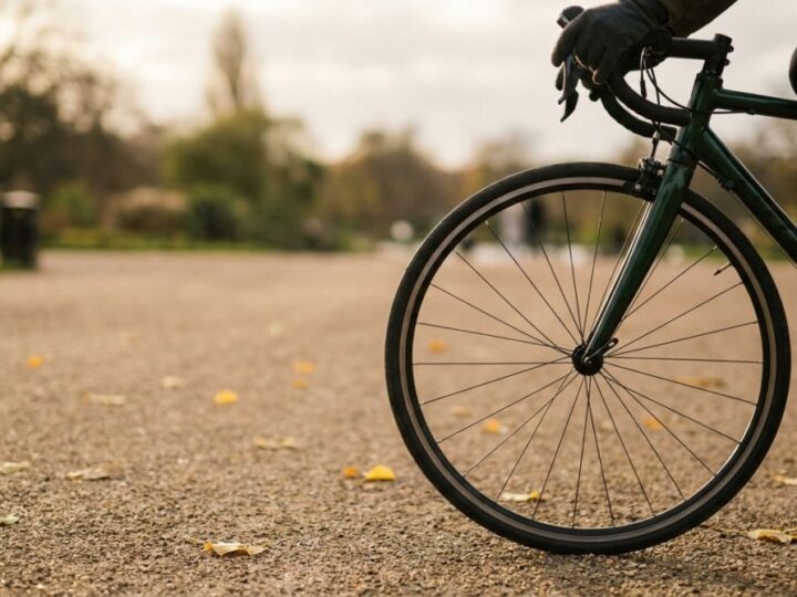 Kaski dla młodych cyklistów w ramach policyjnych działań edukacyjnych